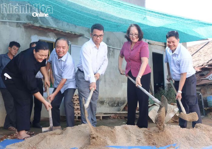 Các đại biểu thực hiện nghi thức động thổ xây dựng nhà ở.