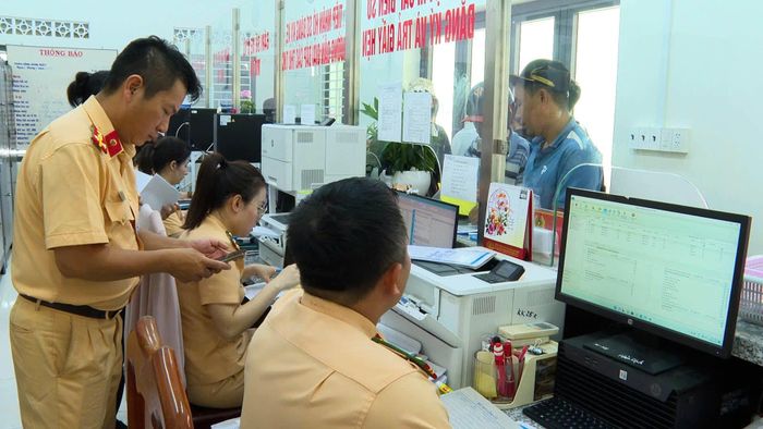 Phòng Cảnh sát giao thông làm thủ tục cập nhật dữ liệu phương tiện giao thông cho người dân