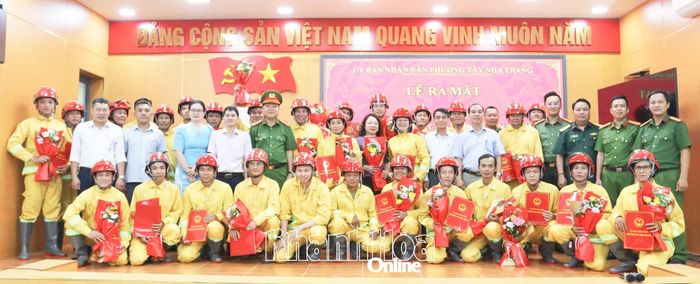 Các đại biểu và đại diện các tổ dân phòng.
