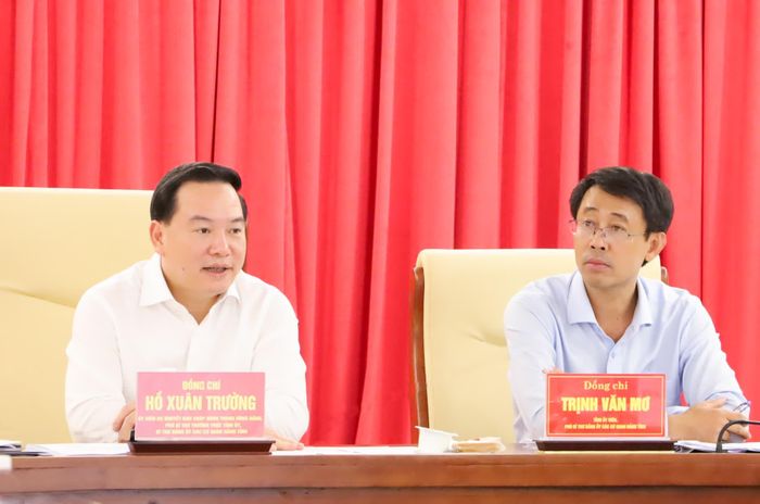 Đồng chí Hồ Xuân Trường và đồng chí Trịnh Văn Mơ chủ trì hội nghị.