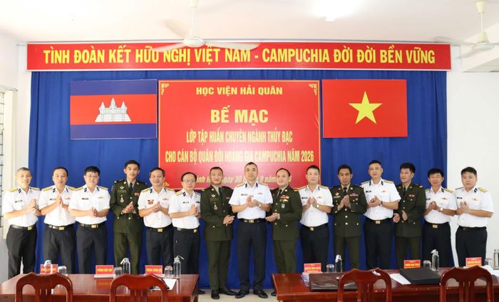 Lãnh đạo, cán bộ học viện chụp ảnh lưu niệm cùng học viên.