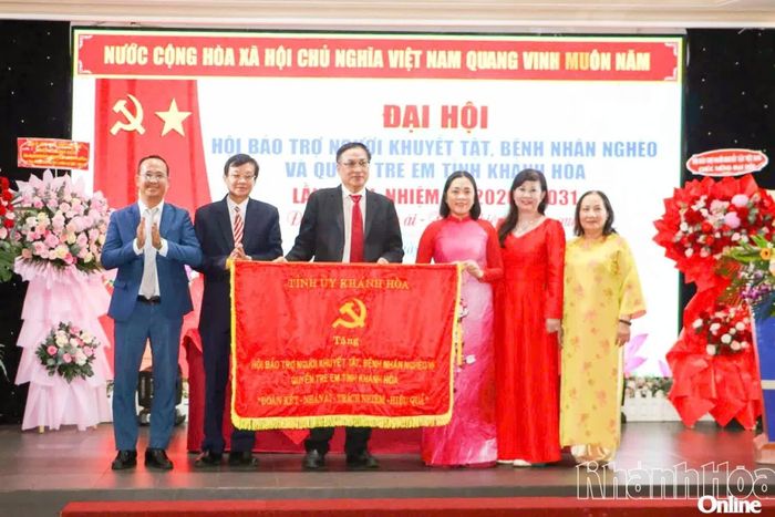 Đồng chí Trần Thu Mai trao bức trướng chúc mừng đại hội.
