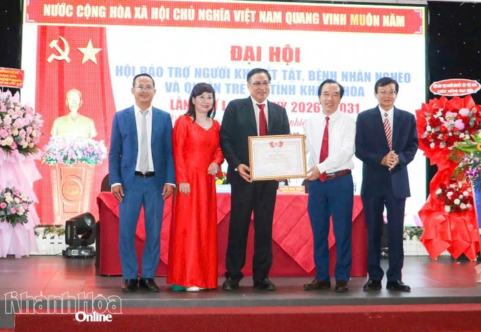 Lãnh đạo Hội Bảo trợ người khuyết tật Việt Nam trao bằng khen cho Hội Bảo trợ người khuyết tật, bệnh nhân nghèo và quyền trẻ em tỉnh.