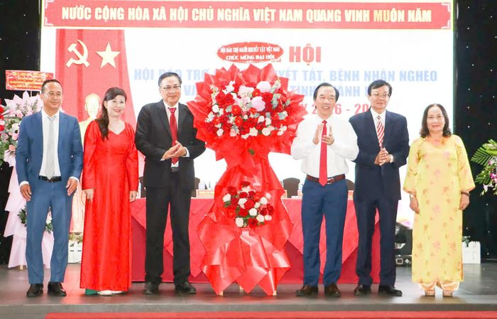 Đồng chí Ngô Sách Thực tặng hoa chúc mừng đại hội.
