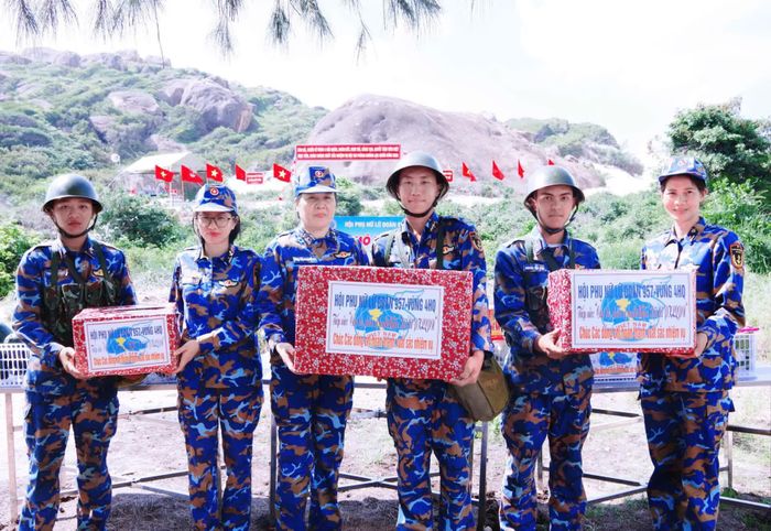 Hội Phụ nữ Lữ đoàn 957 tặng quà động viên cán bộ, chiến sĩ tham gia hội thi.