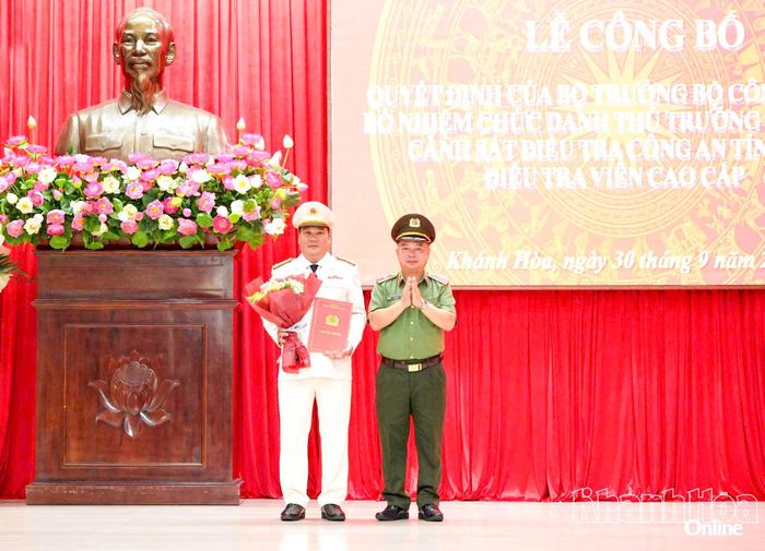 Thừa ủy quyền của Bộ trưởng Bộ Công an, Thiếu tướng Nguyễn Hữu Phước trao quyết định bổ nhiệm Đại tá Nguyễn Mậu An - Phó Giám đốc Công an tỉnh giữ chức vụ Thủ trưởng Cơ quan Cảnh sát điều tra Công an tỉnh và chức danh điều tra viên cao cấp.