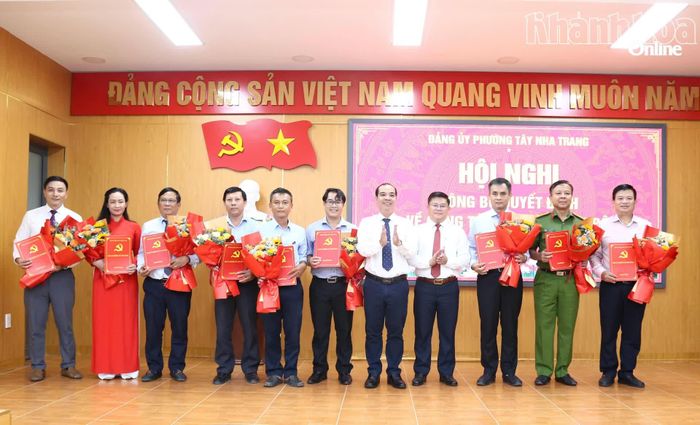Thường trực Đảng ủy phường Tây Nha Trang trao quyết định chuyển đổi mô hình các tổ chức đảng cho 9 đảng bộ trực thuộc.