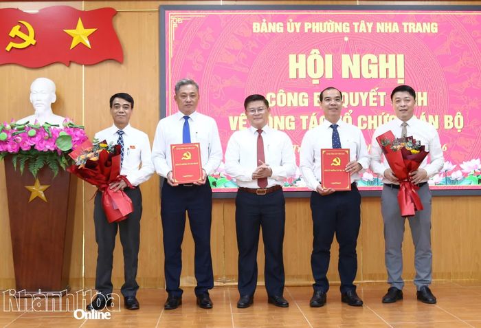 Ông Nguyễn Đức Tân - Bí thư Đảng ủy phường Tây Nha Trang trao các quyết định về kết thúc hoạt động của Đảng ủy Các cơ quan đảng và Đảng ủy UBND phường Tây Nha Trang.
