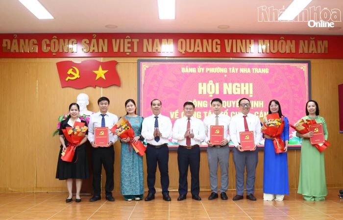 Thường trực Đảng ủy phường Tây Nha Trang trao các quyết định thành lập mới 4 chi bộ Khối Đảng, Đoàn thể trực thuộc Đảng ủy phường.
