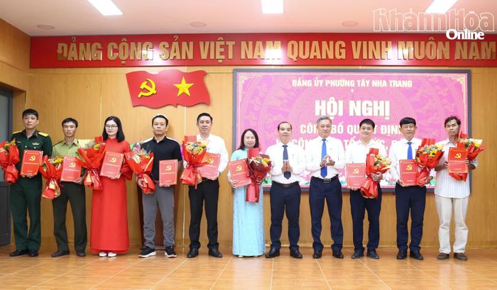 Thường trực Đảng ủy phường Tây Nha Trang trao quyết định chuyển đổi mô hình các tổ chức đảng cho 12 chi bộ trực thuộc.