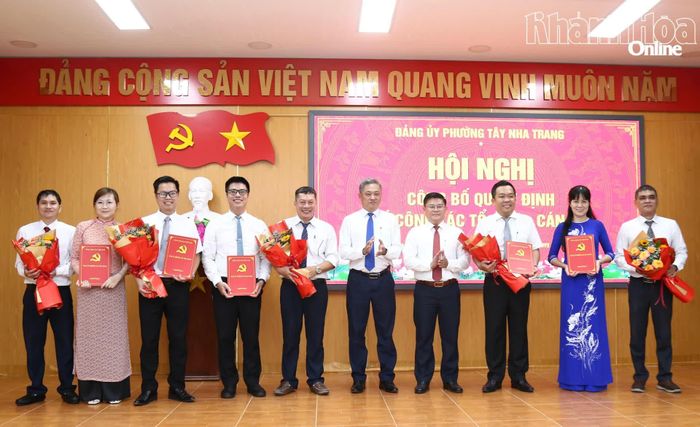 Thường trực Đảng ủy phường Tây Nha Trang trao quyết định thành lập mới 5 chi bộ trực thuộc Đảng ủy UBND phường.
