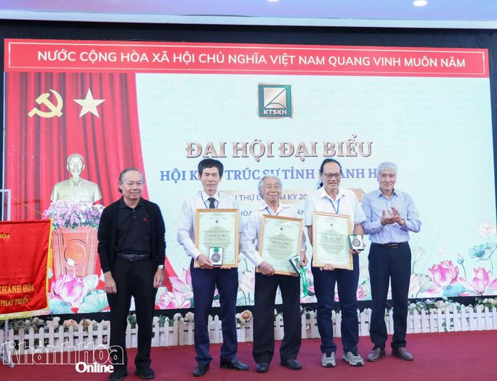 Lãnh đạo Hội Kiến trúc sư Việt Nam tặng kỷ niệm chương và bằng "Vì sự nghiệp kiến trúc Việt Nam" cho 3 kiến trúc sư.