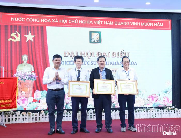 Lãnh đạo Ủy Ban MTTQ Việt Nam tỉnh trao bằng khen cho các cá nhân xuất sắc.