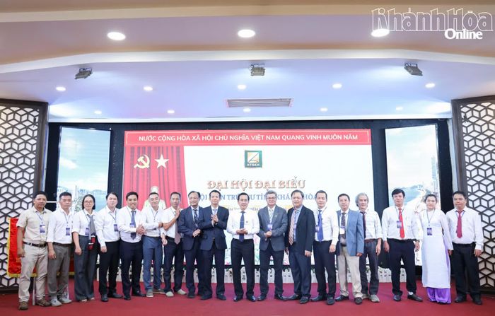 Ban Chấp hành khóa mới ra mắt đại hội.