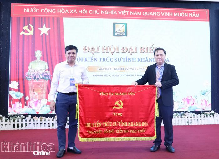 Thừa ủy quyền của lãnh đạo tỉnh, lãnh đạo Ủy Ban MTTQ Việt Nam tỉnh trao bức trướng của Tỉnh ủy tặng Hội Kiến trúc sư tỉnh.