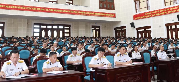Đại biểu tham dự buổi phát động thi đua.