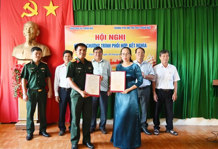 Đại diện 2 đơn vị ký kết triển khai Chương trình phối hợp hoạt động kết nghĩa.