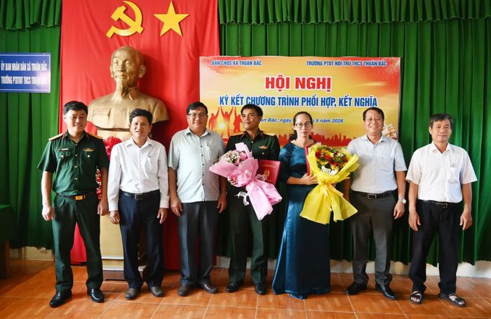 Lãnh đạo Đảng ủy và UBND xã Thuận Bắc tặng hoa chúc mừng 2 đơn vị.