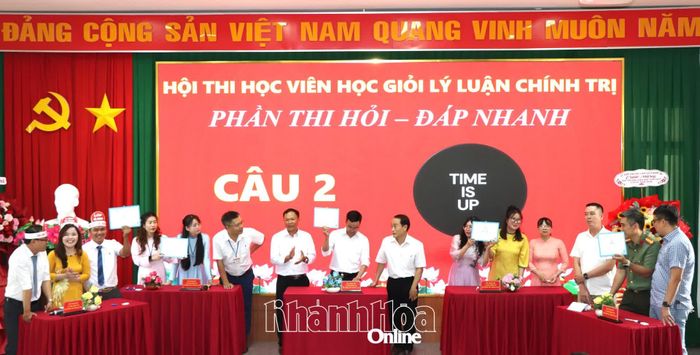 Các đội tham gia phần thi "Hỏi - đáp nhanh".