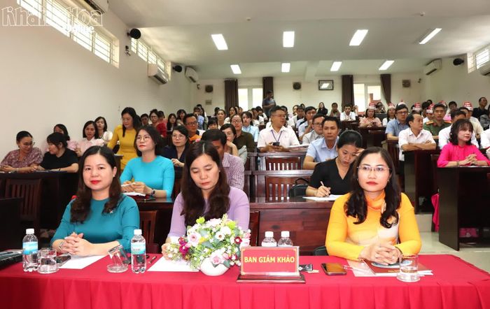 Ban giám khảo và các học viên tại hội thi.