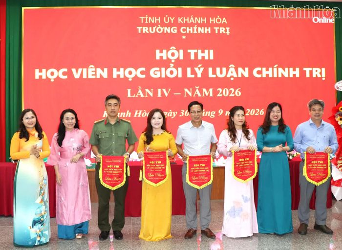 Lãnh đạo Trường Chính trị tỉnh tặng cờ lưu niệm cho các đội tham gia hội thi.