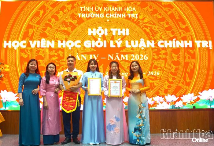 Lãnh đạo Trường Chính trị tỉnh trao giấy khen cho đội đoạt giải nhất và thí sinh thuyết trình hay nhất.