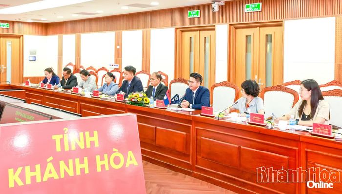 Đồng chí Sakhone Phommalath và Đoàn đại biểu Ban Tuyên huấn Trung ương Đảng Nhân dân Cách mạng Lào tại buổi làm việc. 