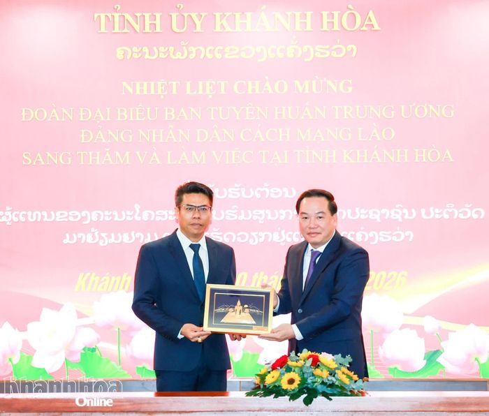 Đồng chí Hồ Xuân Trường tặng quà lưu niệm cho đồng chí Sakhone Phommalath.