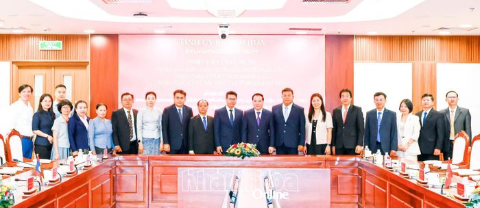 Các đồng chí: Hồ Xuân Trường, Sakhone Phommalath và đại biểu chụp ảnh lưu niệm. 