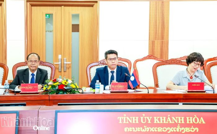 Đồng chí Sakhone Phommalath phát biểu tại buổi làm việc.