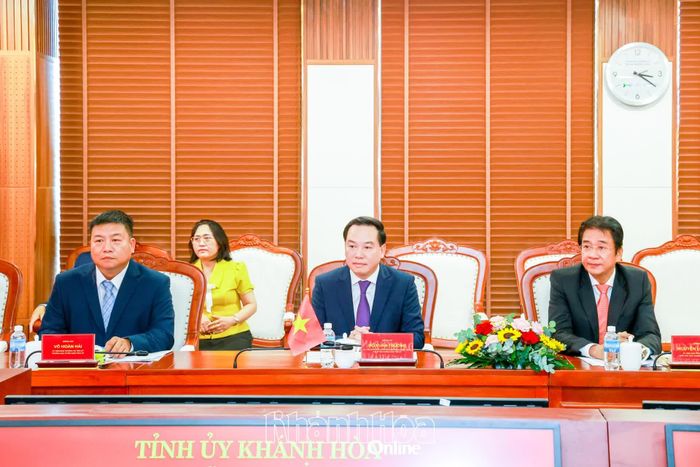 Phó Bí thư Thường trực Tỉnh ủy Hồ Xuân Trường và các đồng chí: Võ Hoàn Hải, Nguyễn Long Biên tại buổi làm việc.