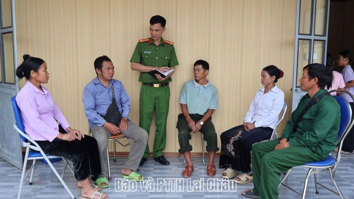 Công an xã Mường Khoa tuyên truyền, vận động người dân nâng cao ý thức phòng, chống ma túy.