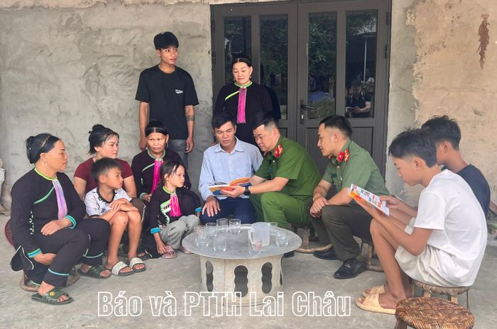 Công an xã Nậm Tăm tuyên truyền về tác hại ma túy tại bản Can Hồ. 