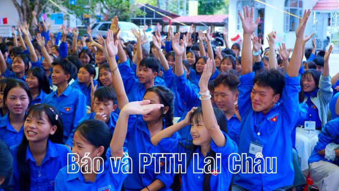 Các em học sinh hào hứng tham gia trao đổi tại diễn đàn.