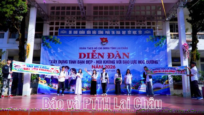 Học sinh biểu diễn tiểu phẩm tuyên truyền phòng, chống bạo lực học đường.
