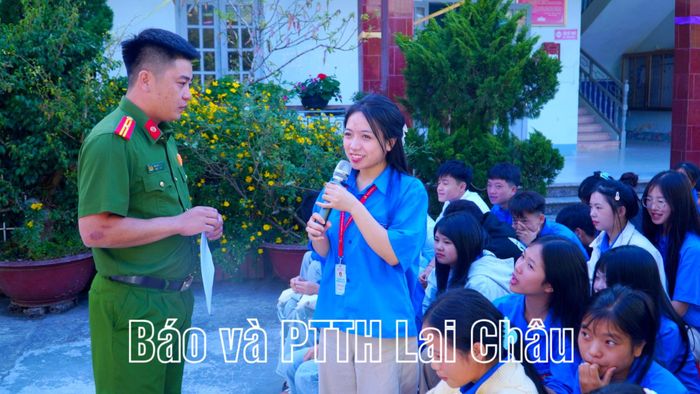 Thiếu tá Trần Văn Toàn - Phòng Cảnh sát hình sự, Công an tỉnh cùng học sinh giải đáp một số thông tin hữu ích về chủ đề bạo lực học đường.