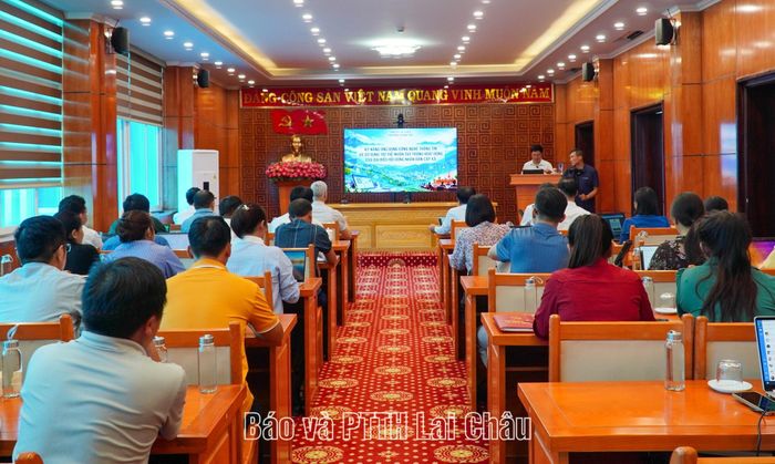 Các đại biểu được bồi dưỡng chuyên đề kỹ năng ứng dụng công nghệ thông tin và sử dụng trí tuệ nhân tạo trong hoạt động của đại biểu HĐND cấp xã.