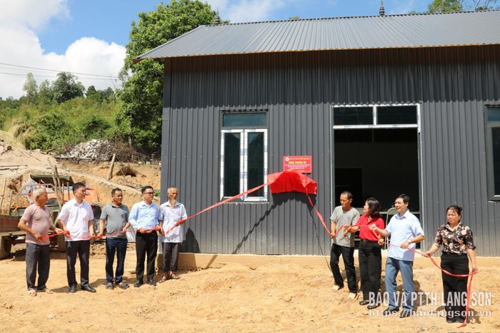 Các đại biểu kéo băng khánh thành, bàn giao "Nhà nhân ái" cho gia đình ông Lý Văn Sơn