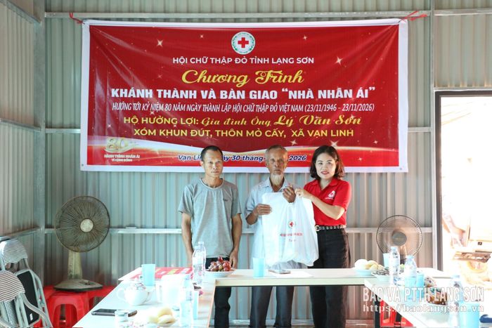 Lãnh đạo Hội CTĐ tỉnh trao quà cho hộ ông Lý Văn Sơn