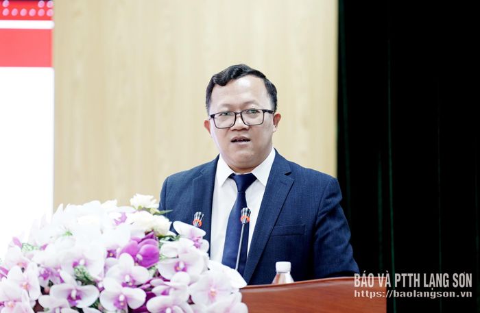 Đại diện đơn vị tư vấn báo cáo tại hội nghị