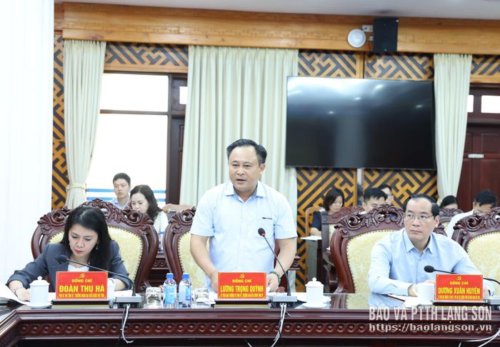 Lãnh đạo Ban Nội chính Tỉnh ủy trình bày các dự thảo báo cáo tại phiên họp