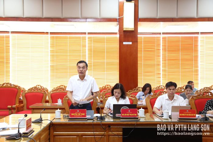Lãnh đạo Sở Y tế báo cáo tại buổi làm việc