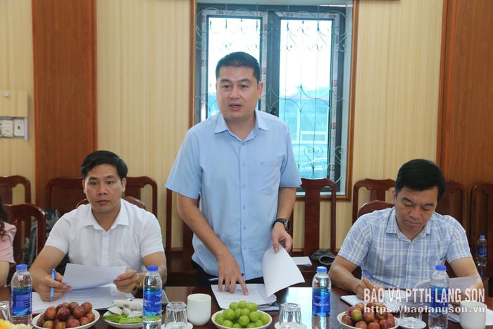 Lãnh đạo Sở Giáo dục và Đào tạo phát biểu trao đổi tại buổi khảo sát