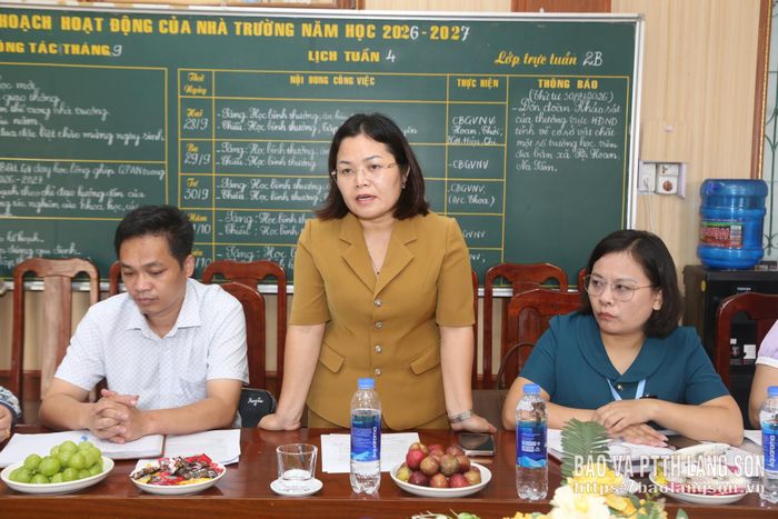 Lãnh đạo xã Hội Hoan phát biểu trao đổi tại buổi khảo sát