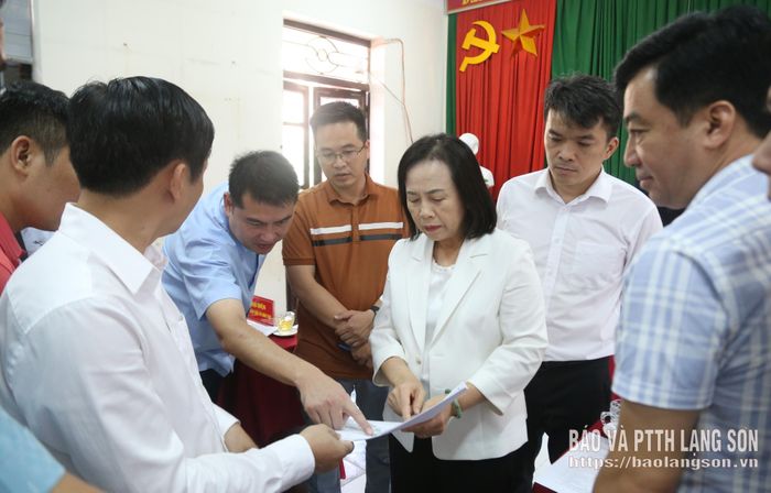 Đồng chí Đoàn Thị Hậu, Phó Bí thư Tỉnh ủy, Chủ tịch HĐND tỉnh và thành viên đoàn khảo sát xem sơ đồ quy hoạch xây dựng Trường Phổ thông dân tộc nội trú THCS và THPT Văn Lãng