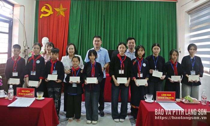 Đồng chí Phó Bí thư Tỉnh ủy, Chủ tịch HĐND tỉnh tặng quà cho học sinh Trường Phổ thông Dân tộc nội trú THCS và THPT Văn Lãng