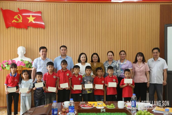 Đồng chí Phó Bí thư Tỉnh ủy, Chủ tịch HĐND tỉnh tặng quà học sinh Trường Tiểu học Hội Hoan, phân hiệu Nam La