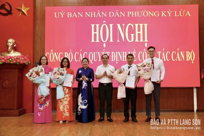 Lãnh đạo UBND phường Kỳ Lừa trao các quyết định về công tác cán bộ