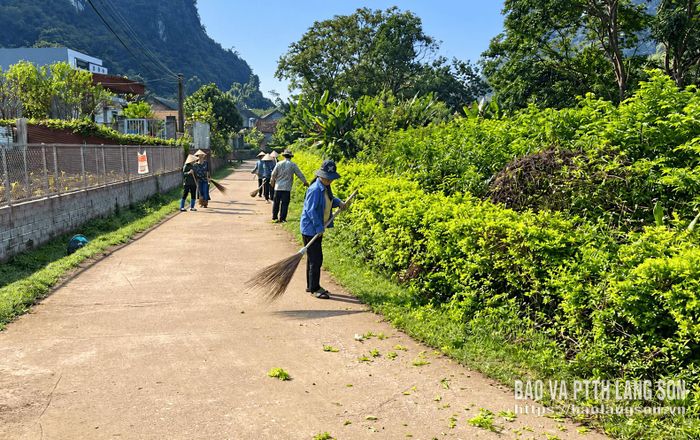 Người dân xã Bằng Mạc tham gia Ngày Chủ nhật xanh