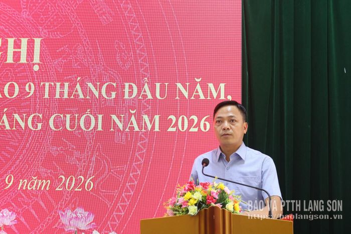 Đồng chí Phó Trưởng Ban Thường trực Ban Tuyên giáo Tỉnh ủy trình bày báo cáo kết quả công tác 9 tháng